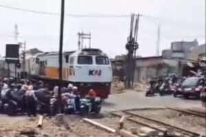 Motor-motor Nekat Terobos, Yang Paling Belakang Tertemper Kereta di Cikampek