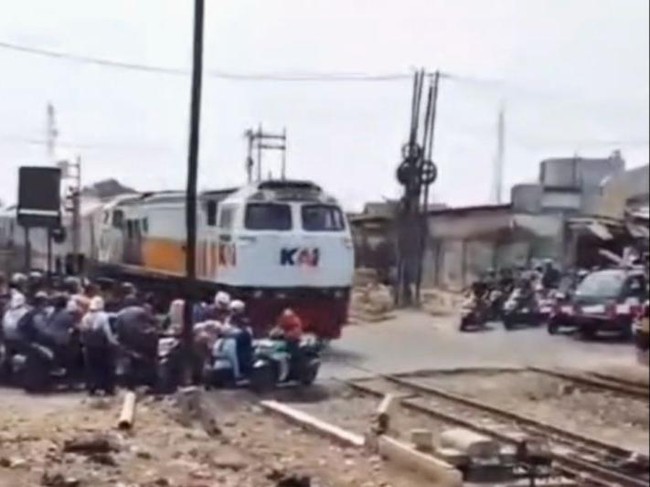 Motor-motor Nekat Terobos, Yang Paling Belakang Tertemper Kereta di Cikampek
